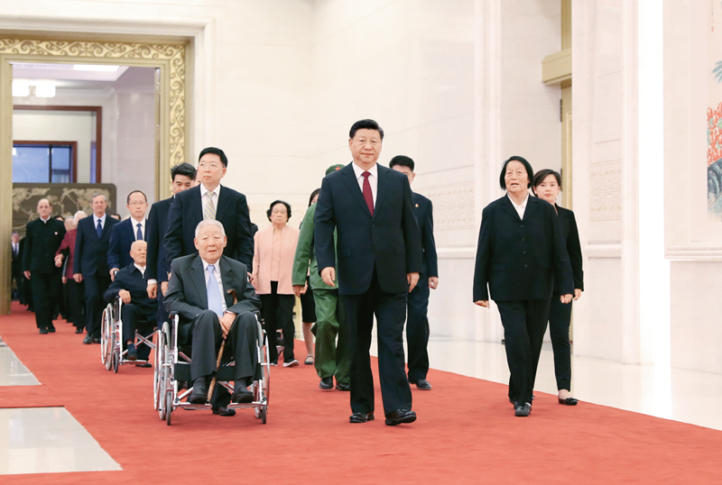 2019年9月29日,中華人民共和國國家勛章和國家榮譽稱號頒授儀式在北京人民大會堂金色大廳隆重舉行。中共中央總書記、國家主席、中央軍委主席習近平同國家勛章和國家榮譽稱號獲得者一同步入會場。 新華社記者 丁海濤/攝