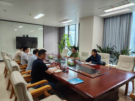 一群人在餐廳用餐AI 生成的內容可能不正確。