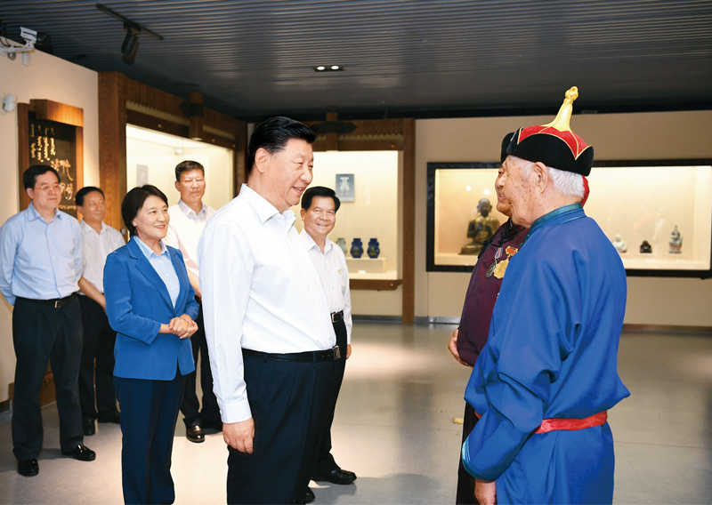 2019年7月15日至16日,中共中央總書記、國家主席、中央軍委主席習近平在內蒙古考察并指導開展“不忘初心、牢記使命”主題教育。這是15日上午,習近平在赤峰博物館同古典民族史詩《格薩(斯)爾》非物質文化遺產傳承人親切交談。 新華社記者 謝環馳/攝