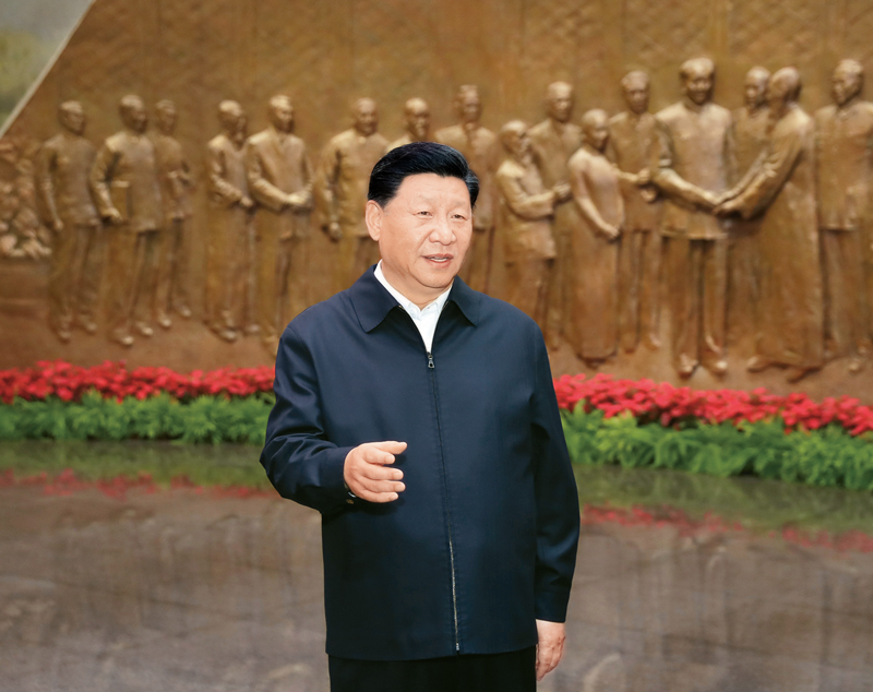 2019年9月12日,中共中央總書記、國家主席、中央軍委主席習近平視察中共中央北京香山革命紀念地。這是習近平在香山革命紀念館參觀《為新中國奠基》主題展覽,并發表重要講話。 新華社記者 黃敬文/攝