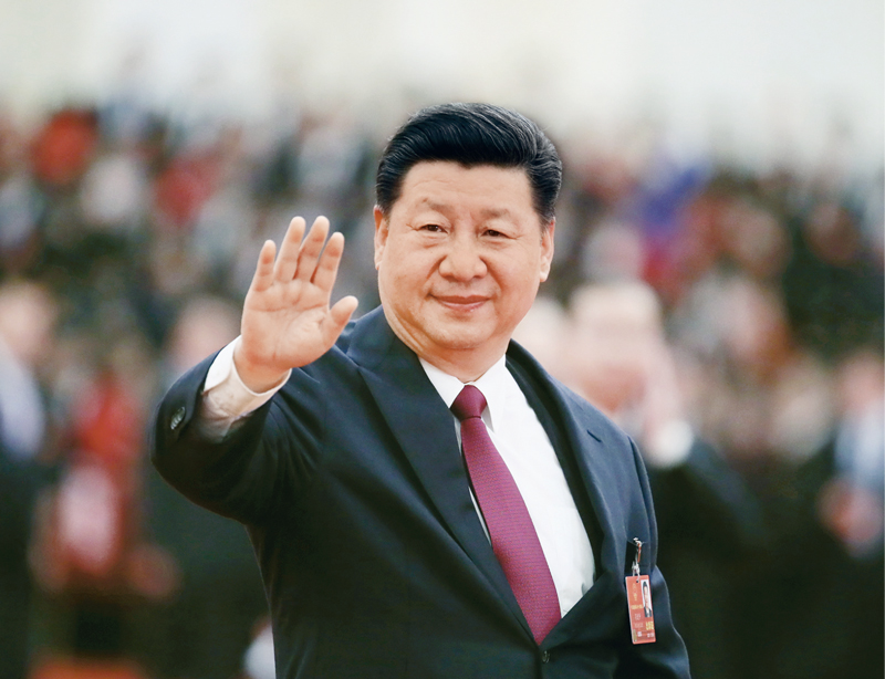 2018年3月20日,第十三屆全國人民代表大會第一次會議在北京人民大會堂閉幕。當日下午,習近平等黨和國家領導人同出席十三屆全國人大一次會議的全體代表合影留念。這是習近平向代表揮手致意。 新華社記者 蘭紅光/攝