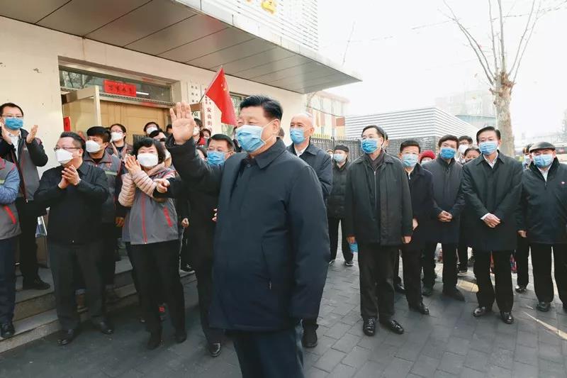 2020年2月10日,中共中央總書記、國家主席、中央軍委主席習近平在北京調研指導新冠肺炎疫情防控工作。這是習近平在朝陽區安貞街道安華里社區,了解基層一線疫情聯防聯控情況。新華社記者 龐興雷/攝